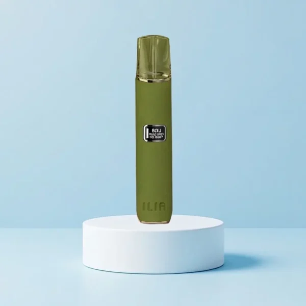 d8e8908b-5d18-44e2-a0bd-55ce8216d9d7.webp ILIA 哩亞奢華皮革一代通用主機 電子煙換彈式主機 質感皮革外觀設計 相容一代煙彈使用 日常攜帶推薦 台灣現貨